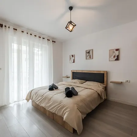 2bdr Condo-5min Walk From New Bazaar *