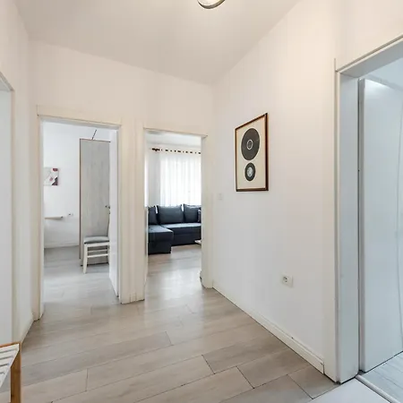 2bdr Condo-5min Walk From New Bazaar 地拉那