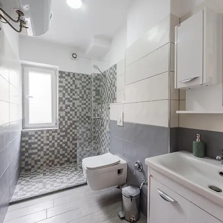 2bdr Condo-5min Walk From New Bazaar